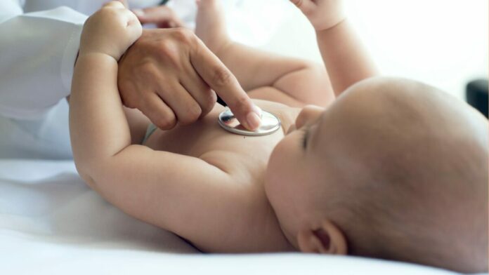 bébé passe des examens médicaux pour bébé