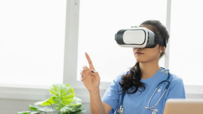 une femme avec un casque de réalité virtuelle à l'hopital