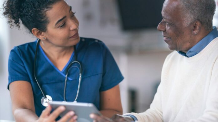 un médecin explique l'Andropause à un patient