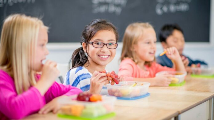 Des enfants prennent un gouter équilibré