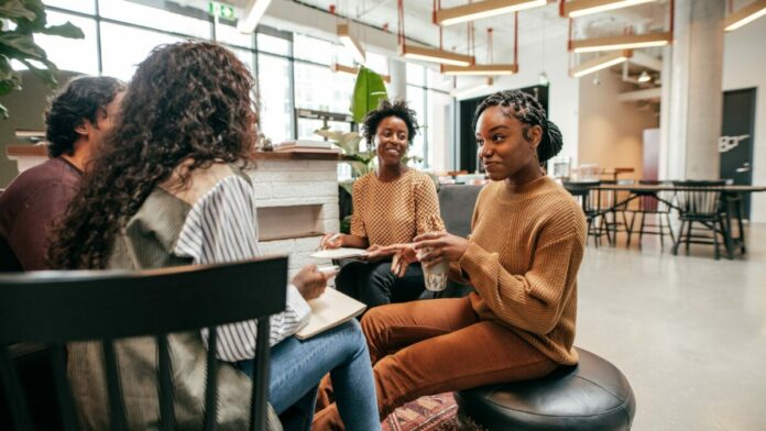 un groupe de femmes utilise la communication non violente dans leur travail