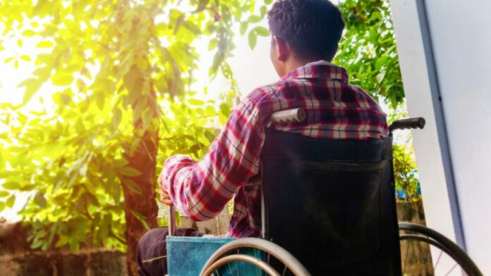 un homme en fauteuil roulant atteint de sclérose en plaque