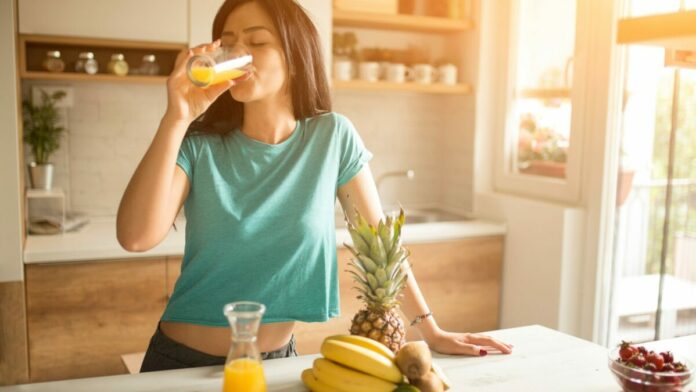 une femme augmente son metabolisme au reveil en s'hydratant